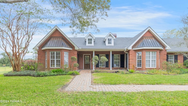 view of front of property featuring a front yard