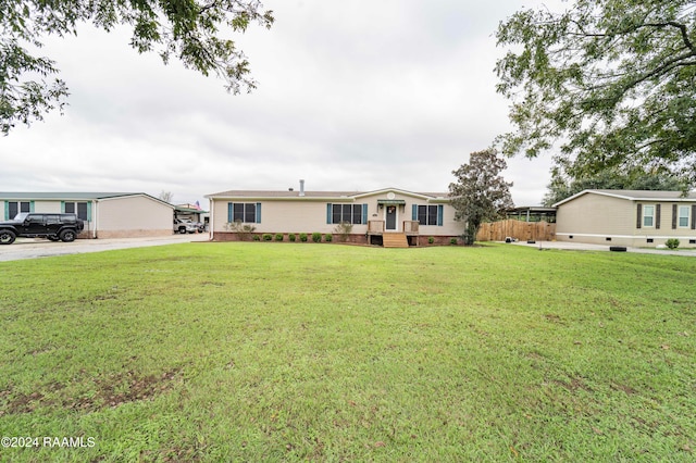 view of front facade featuring a front yard