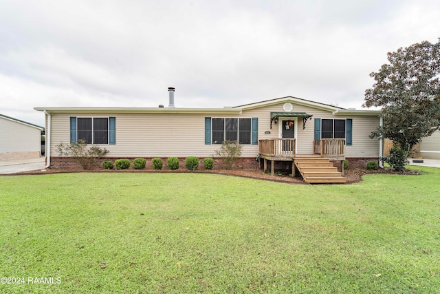 manufactured / mobile home featuring a front yard