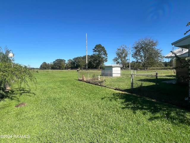 view of yard featuring a rural view