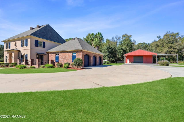 view of front of home featuring a front yard and a garage