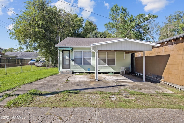 view of front of house with a carport and a front yard