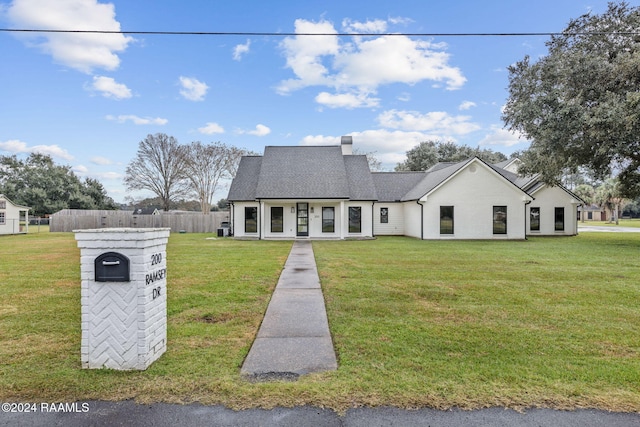 view of front of house featuring a front yard