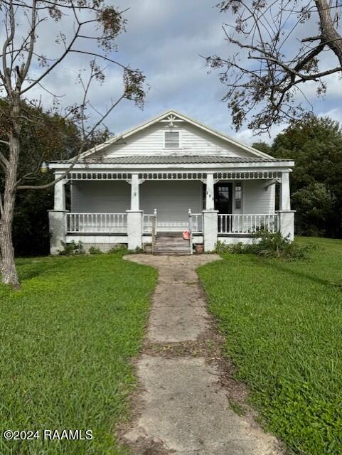 view of front of property with a front yard