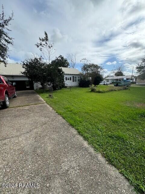 view of front facade featuring a front lawn