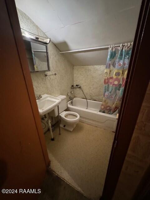 full bathroom with shower / bath combo, toilet, and sink