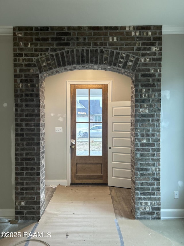 entryway featuring crown molding