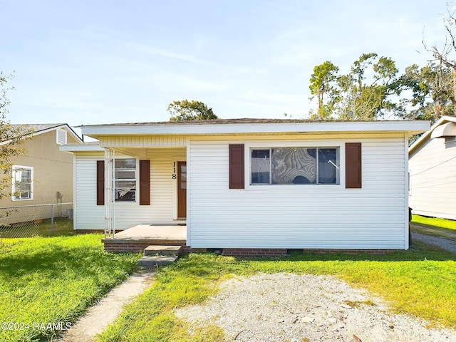 view of front of property featuring covered porch and a front lawn