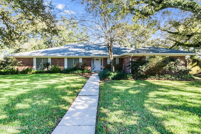 ranch-style home featuring a front lawn