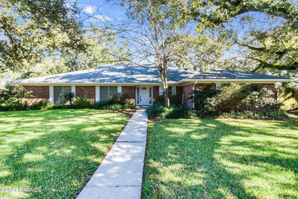 114 W Tampico St, New Iberia, LA 70563 - single story home with a front lawn and brick siding