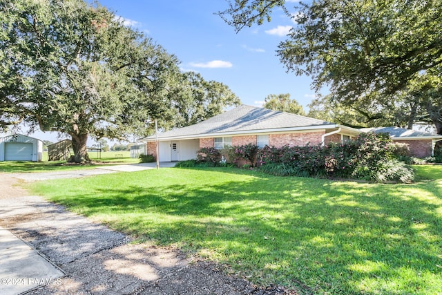 single story home featuring a front yard