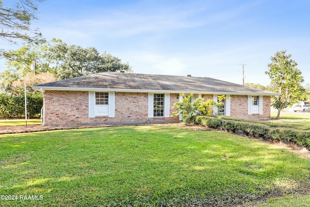 ranch-style house featuring a front yard