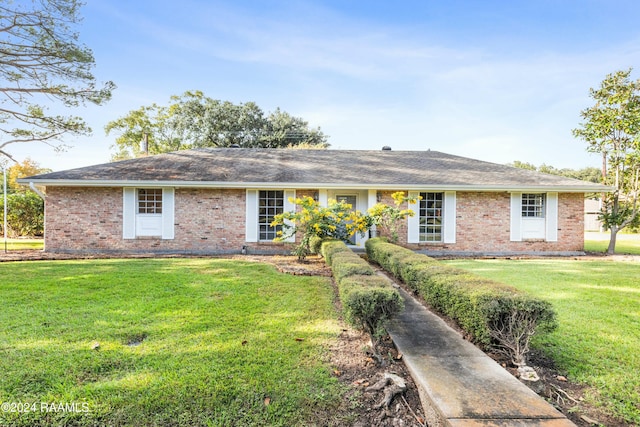 single story home featuring a front yard