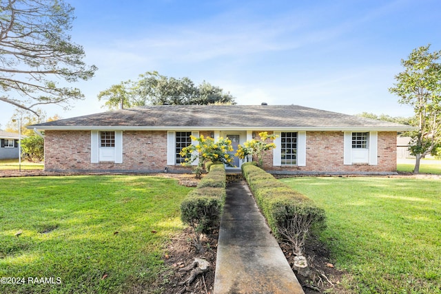 single story home featuring a front yard