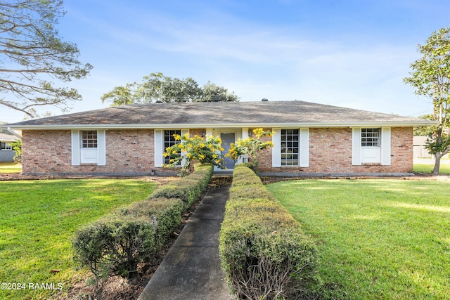 ranch-style home with a front yard