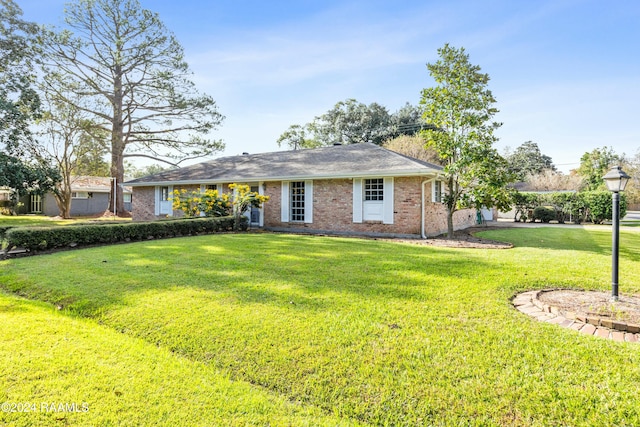 single story home featuring a front lawn