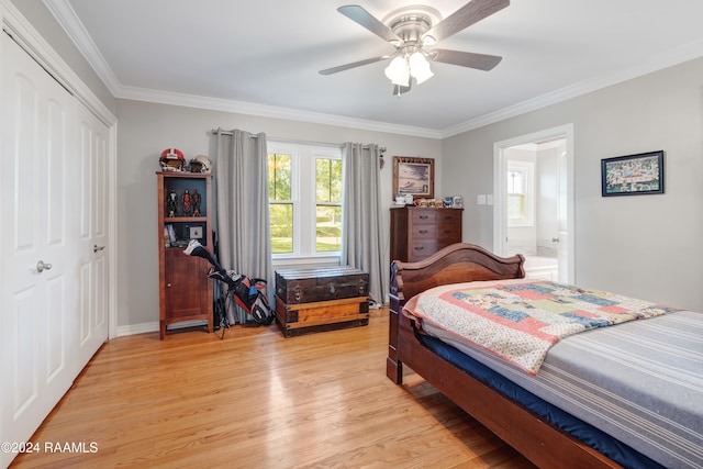 bedroom with ceiling fan, a closet, crown molding, and light hardwood / wood-style flooring