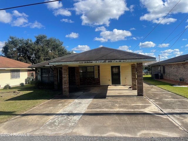 view of front of home featuring a front lawn and central air condition unit