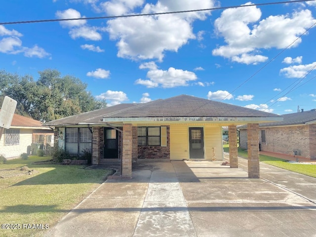 view of front of house featuring a carport and a front lawn