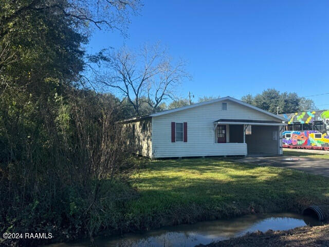 view of front of house with a front yard