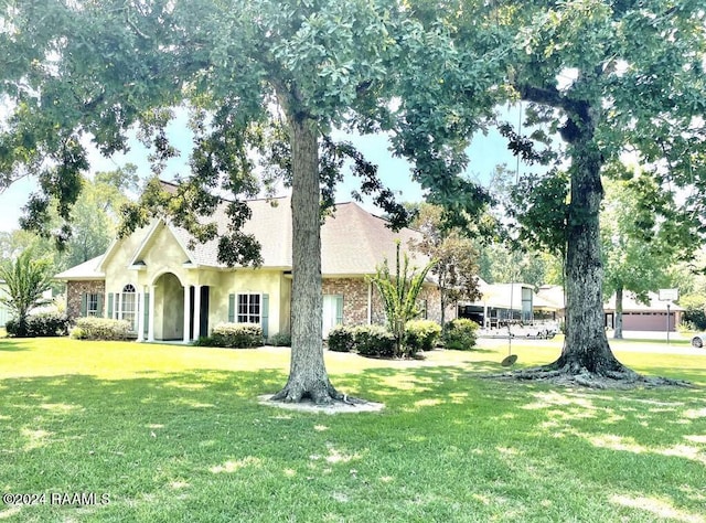 single story home featuring a front yard