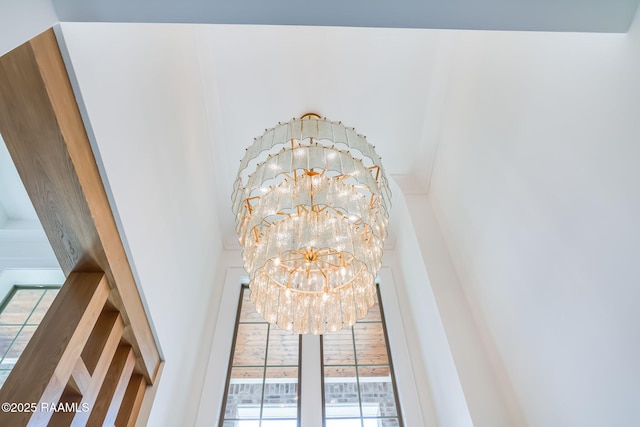room details featuring an inviting chandelier