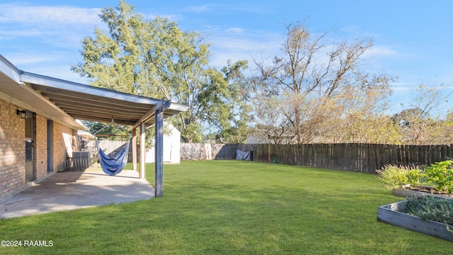 view of yard featuring a patio area