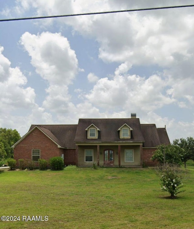 view of front facade featuring a front lawn