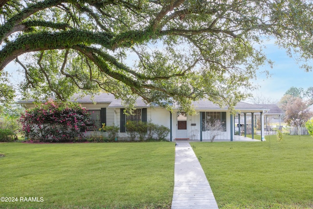 single story home with a front yard