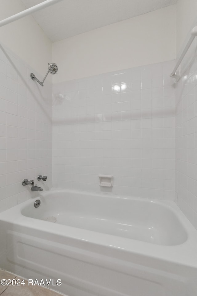 bathroom featuring tiled shower / bath combo