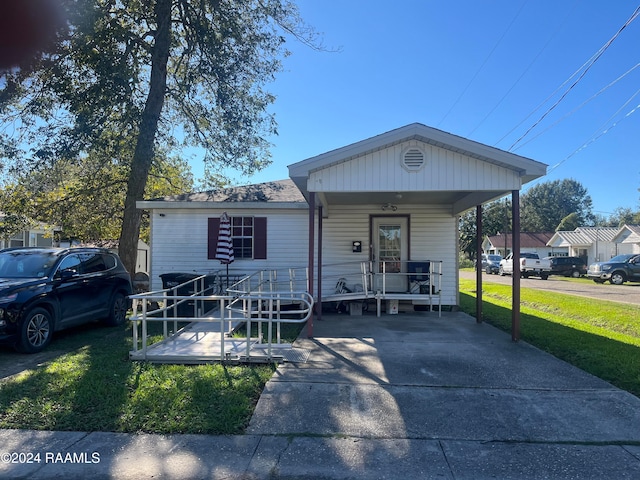 view of front of property featuring covered porch and a front yard