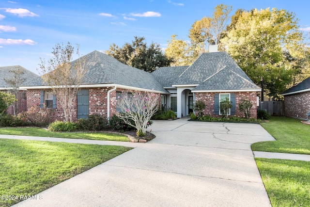 view of front of property with a front yard