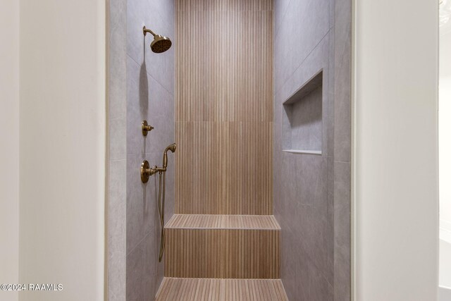 bathroom featuring a tile shower