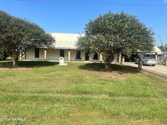 view of front facade with a front lawn