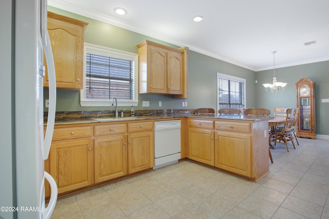 kitchen with sink, hanging light fixtures, kitchen peninsula, a chandelier, and white appliances