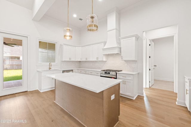 407 Sunshine Rise Dr, Broussard, LA 70518 - kitchen with tasteful backsplash, light wood-style flooring, light countertops, ornamental molding, and recessed lighting