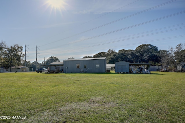 view of yard featuring a shed