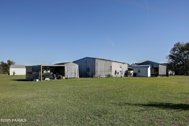 view of yard with an outbuilding