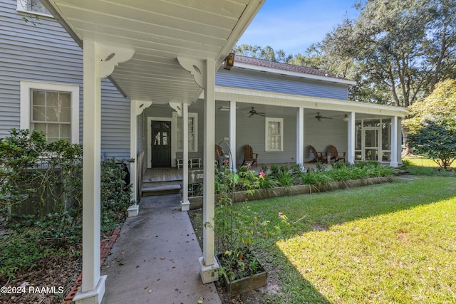 property entrance with ceiling fan and a yard