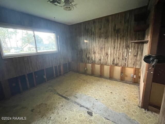 empty room with ceiling fan