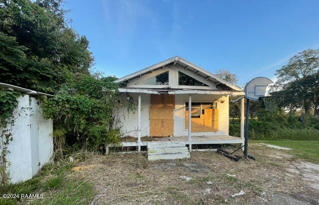 back of house featuring an outbuilding