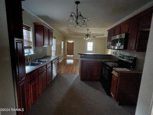 kitchen with sink, tasteful backsplash, crown molding, ceiling fan with notable chandelier, and appliances with stainless steel finishes