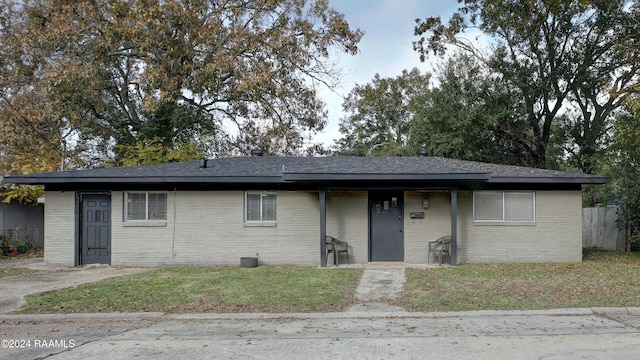 single story home with a front yard