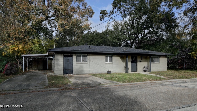 view of front facade with a carport and a front yard