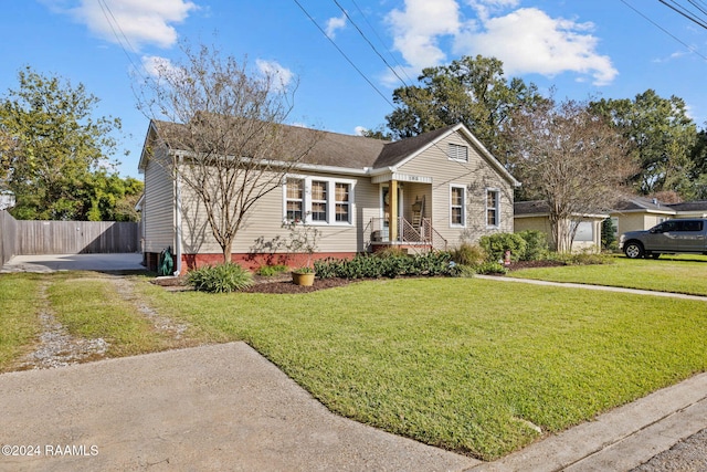 view of front of home featuring a front lawn