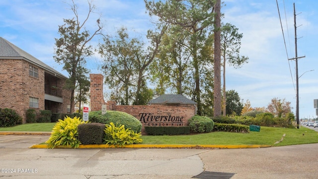 community / neighborhood sign featuring a yard