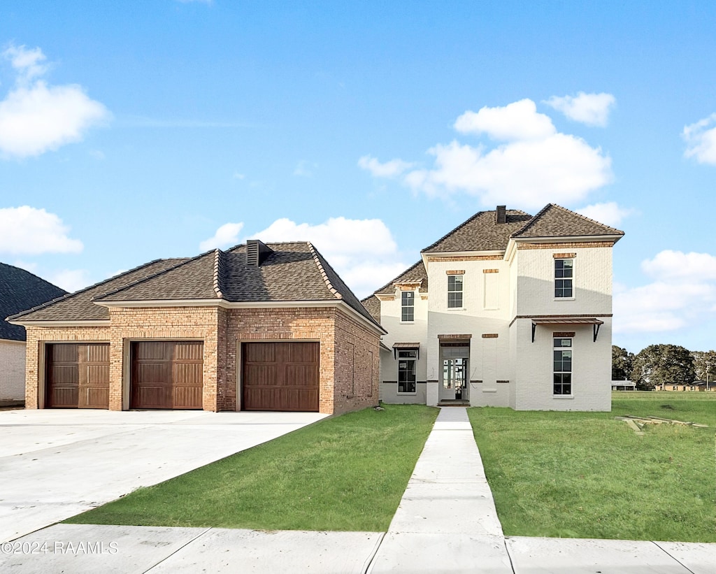 view of front facade featuring a garage and a front lawn