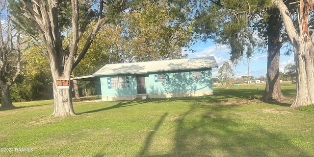 view of outdoor structure with a yard