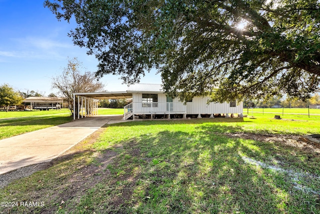 view of front of house featuring a front yard, a porch, and a carport