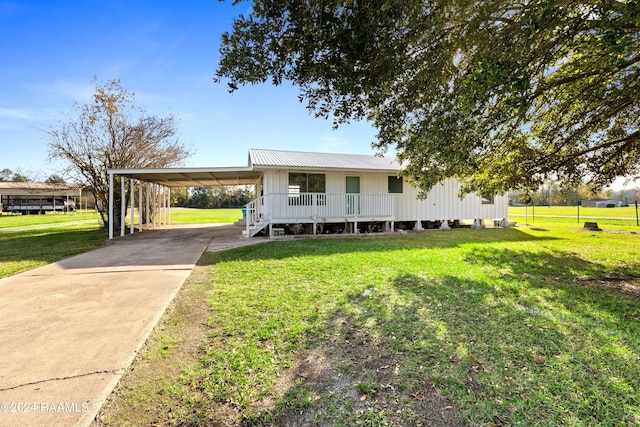 view of front of home with a carport, a porch, and a front yard